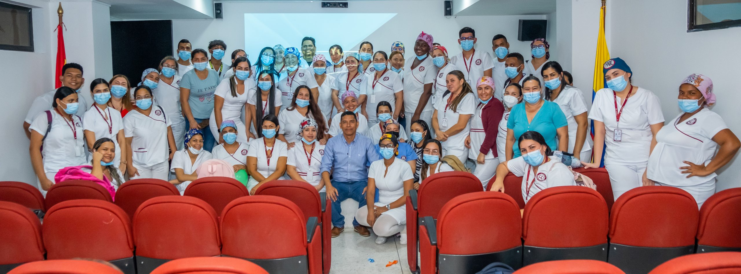 Osman Vergara con un grupo de participantes tras una formación