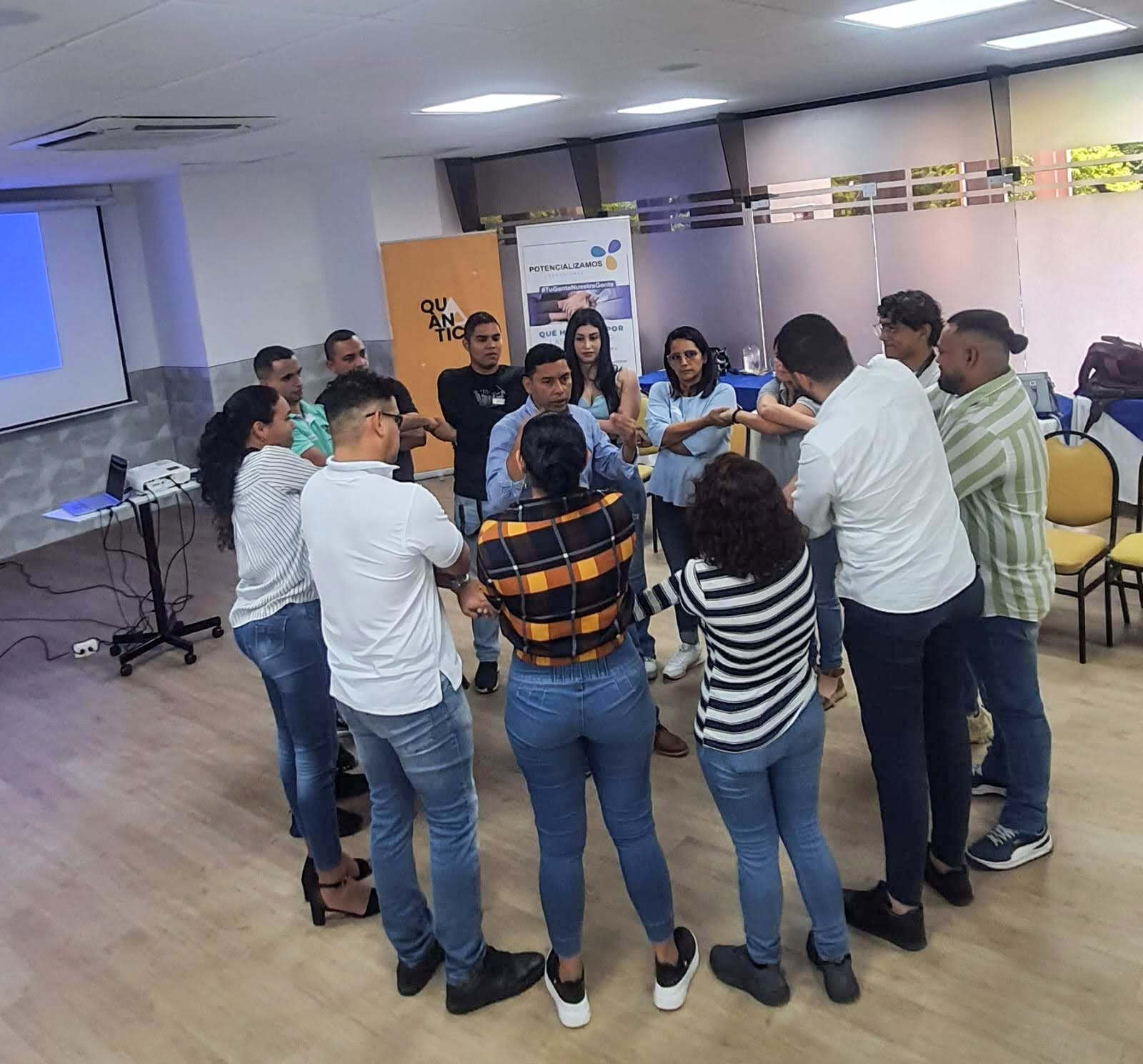 Osman Vergara en una dinámica de equipo